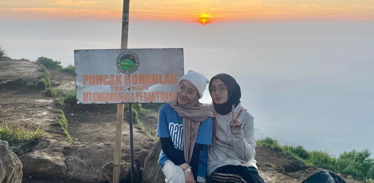 Menikmati Matahari Terbit di Puncak Bondolan