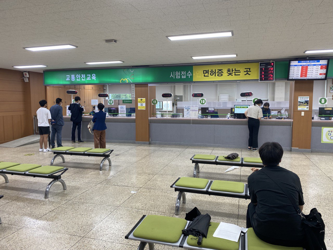 Xavfsizlik ta’limi (safety education) uchun ro’yxatdan o’tish. Rasmda chapda, 12-oyna, 2–qavat (강남운전면허시험장, Gangnam).