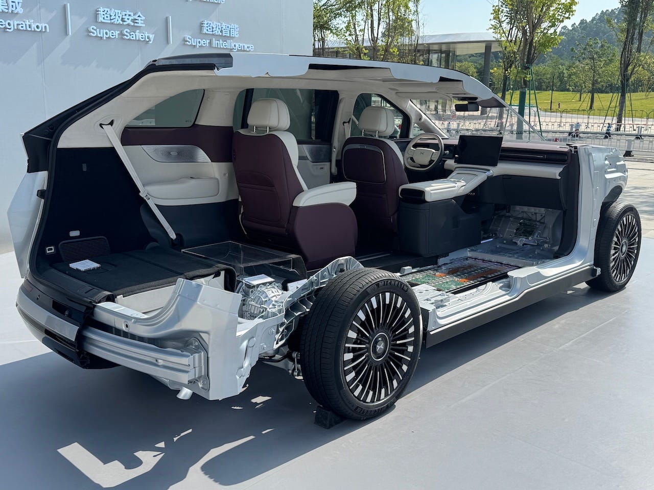 This seven-seat MPV inaugurates the revolutionary KunPeng Super Electric System with XXL combined range.