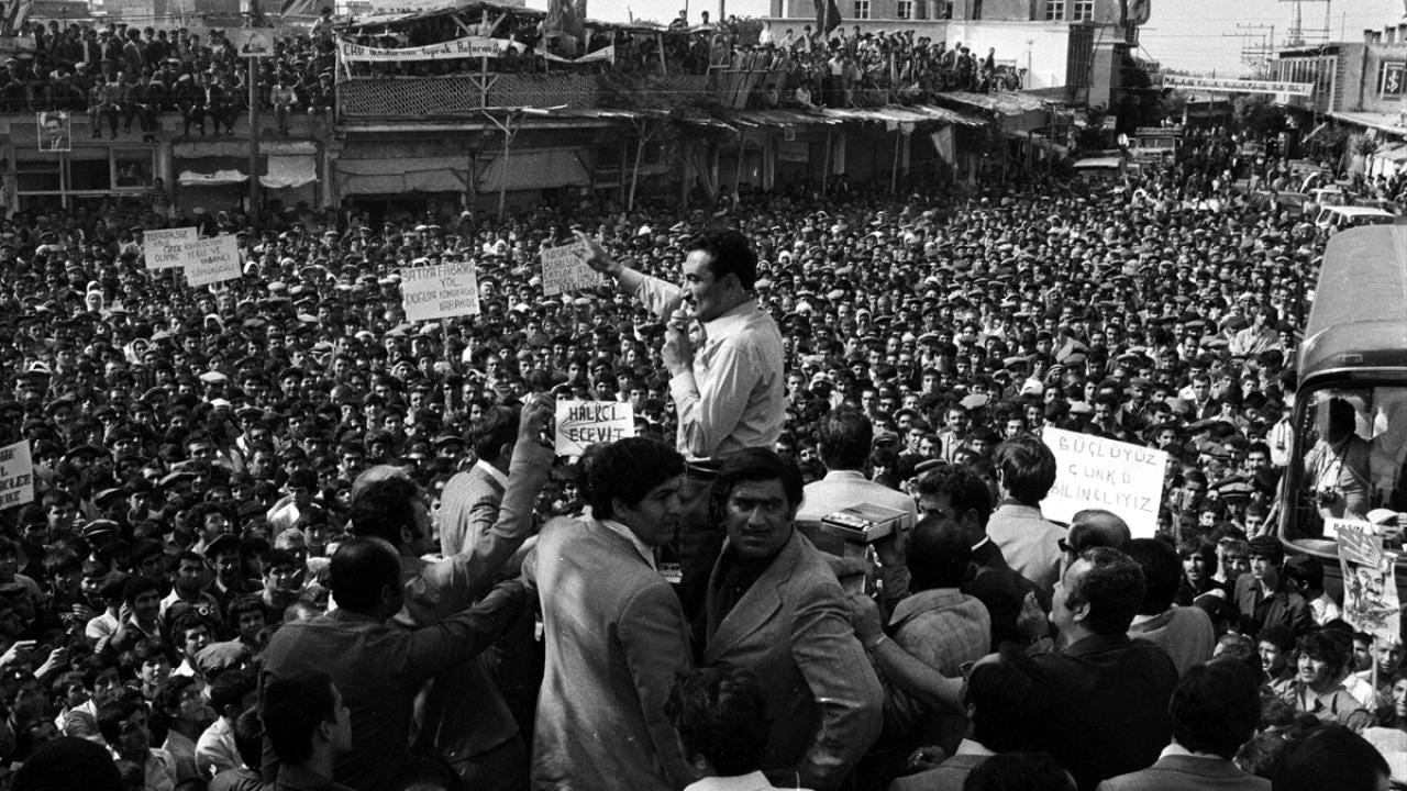 Dönemin CHP Genel Başkanı Ecevit, 1977`de Urfa`da düzenlenen mitingde vatandaşlara hitap etmişti. (TRT)