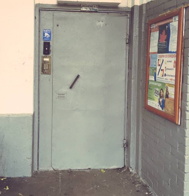 Установить дверь с домофоном в подъезд. Дверь в подъезд с домофоном. Железная дверь в подъезд с домофоном. Установить дверь с домофоном в подъезд. Подъездная дверь с домофоном.