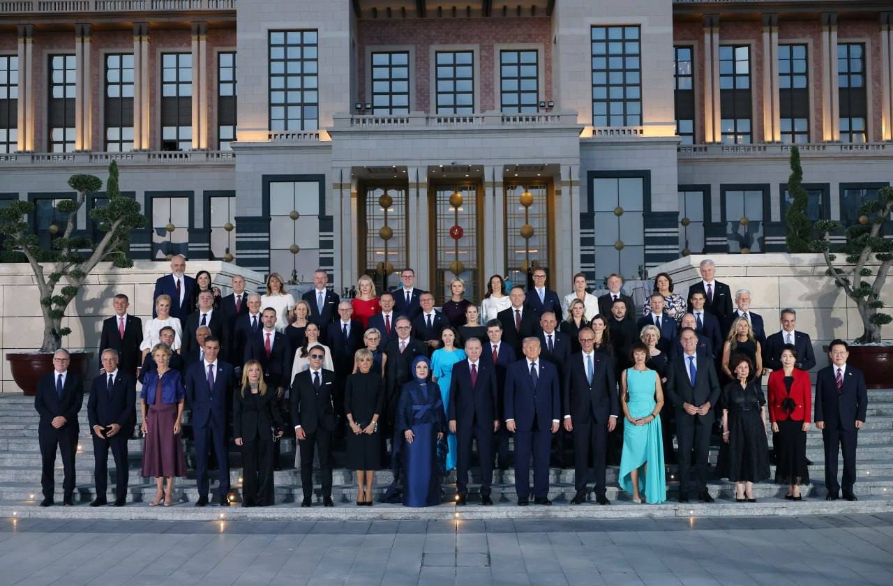 The gang pose for a photo op in Ankara — note Macron with customary cool sunglasses + wife in front row centre, and Keir Starmer shunted to the farside, left. Bye bye mate