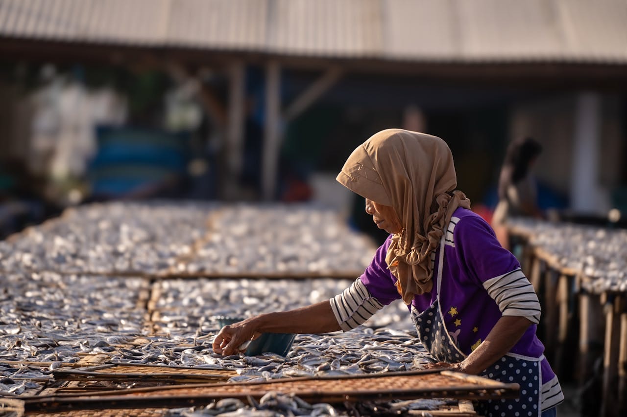 Foto oleh neilstha firman: https://www.pexels.com/id-id/foto/wanita-bekerja-di-fasilitas-pengeringan-ikan-di-siang-hari-36747761/
