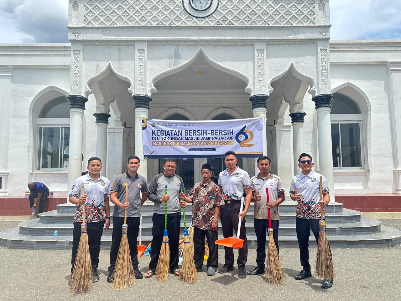 Lapas Lhoknga Berpartisipasi dalam Aksi Bersih Masjid Jami Pagar Air Bersama Kanwil Ditjenpas Aceh