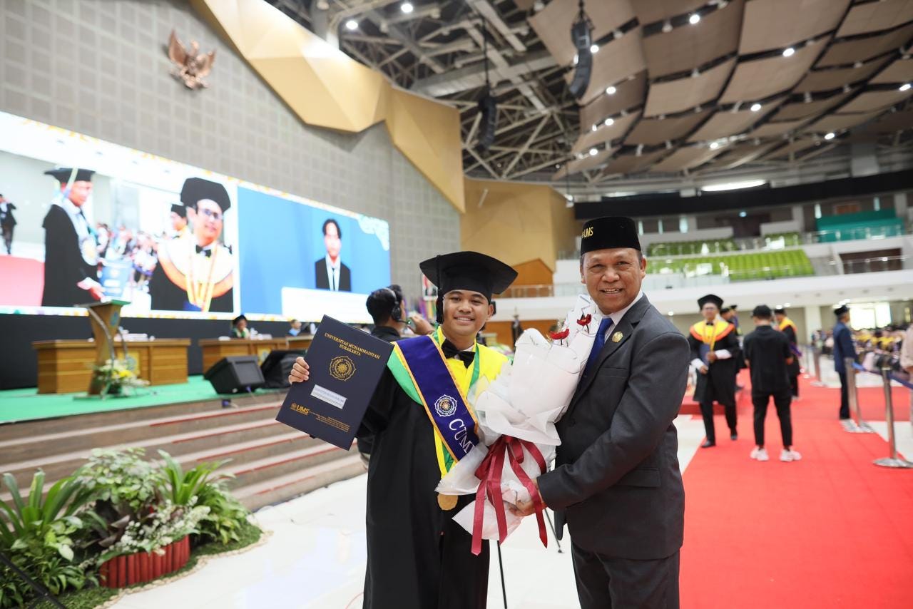 Putra Dekan FKIP Raih Cumlaude dan Lulus Aktivis, Momen Mengharukan di Wisuda UMS