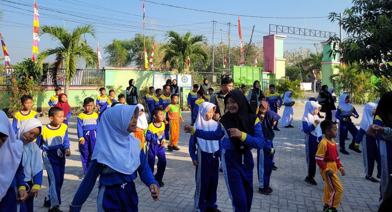KKN UNUGIRI Kelompok 20 Gelar Senam dan Outbound di SDN Sidorejo 2