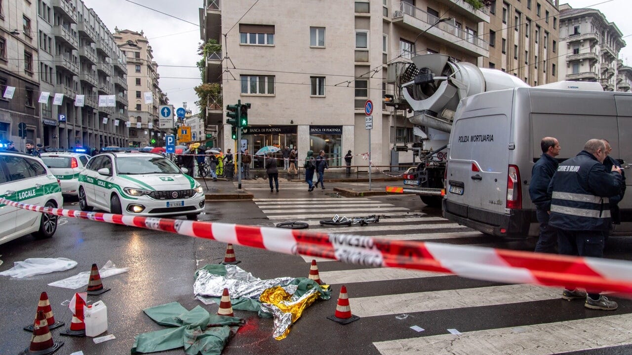 MILANO, CICLISTA TRAVOLTA E UCCISA DA UNA BETONIERA