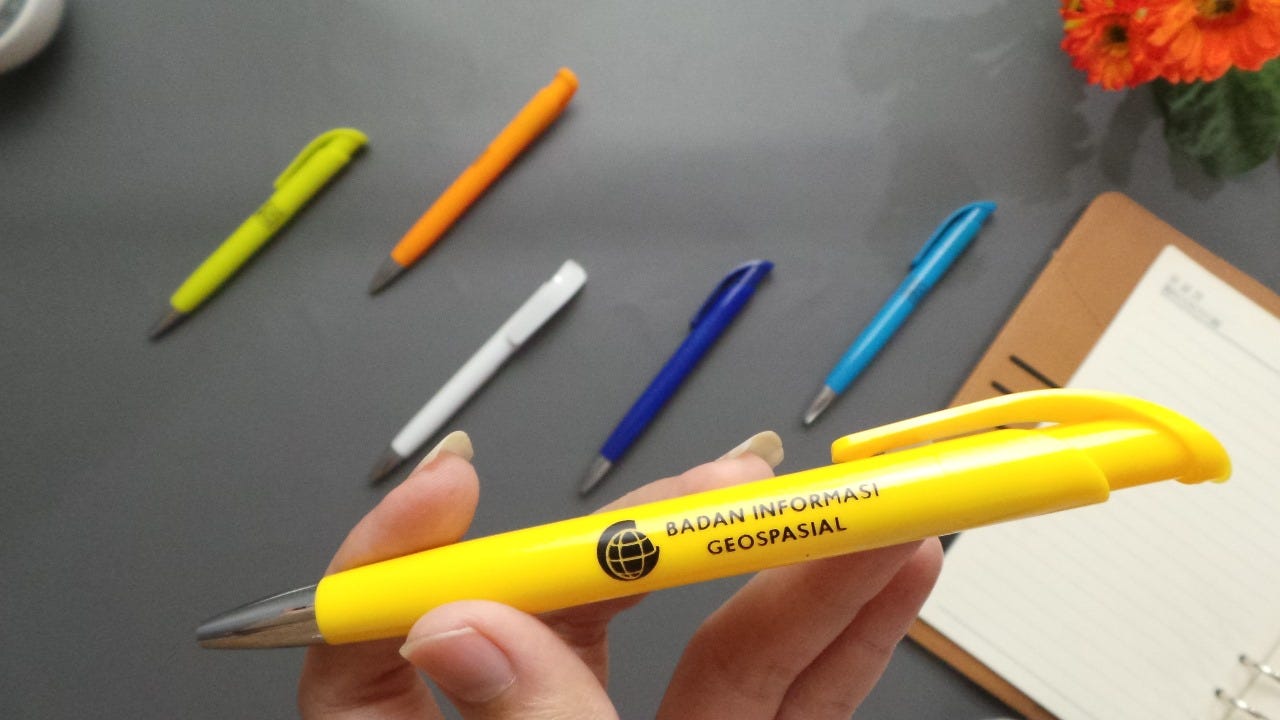 Souvenir Pulpen Plastik Cetak Logo: Solusi Promosi Cerdas yang Efektif