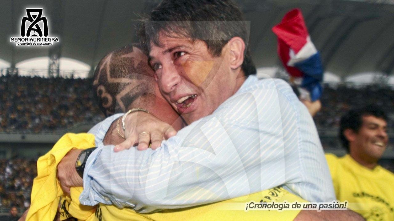 Carlos Maldonado abrazando a Patón González celebrando la sexta estrella. Foto cortesía de Memoria Aurinegra.