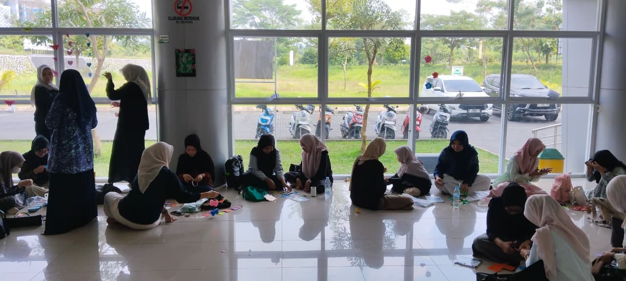 Mahasiswa PIAUD Semester 6B UIN SMH Banten Berkreasi Menghias Jendela Day Care