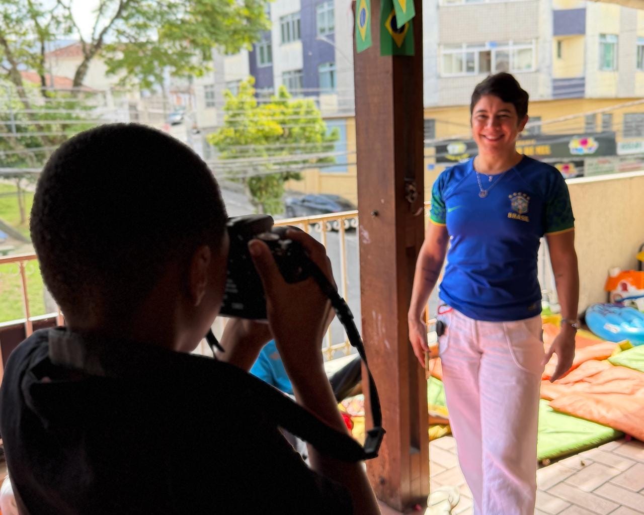 Na conhecida “Favela do Rato”, jovens constroem novos caminhos entre vielas, desafios e sonhos