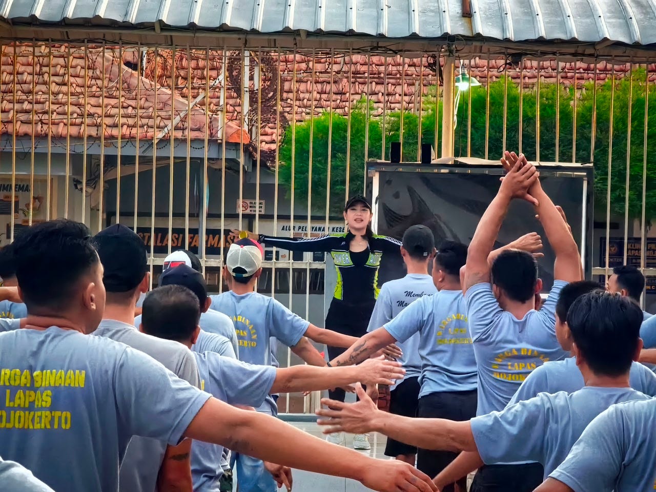 Awali Hari Dengan Semangat, Warga Binaan Lapas Mojokerto Rutin Gelar Senam Pagi