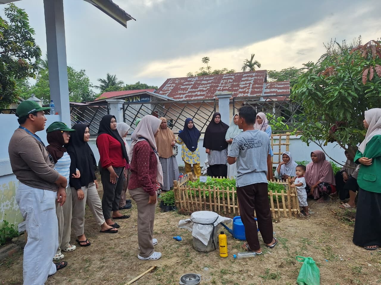 Mahasiswa KKN-PPM Unimal Edukasi Pembuatan Pupuk Cair dari Limbah Ikan di Desa Tanoh Anoe