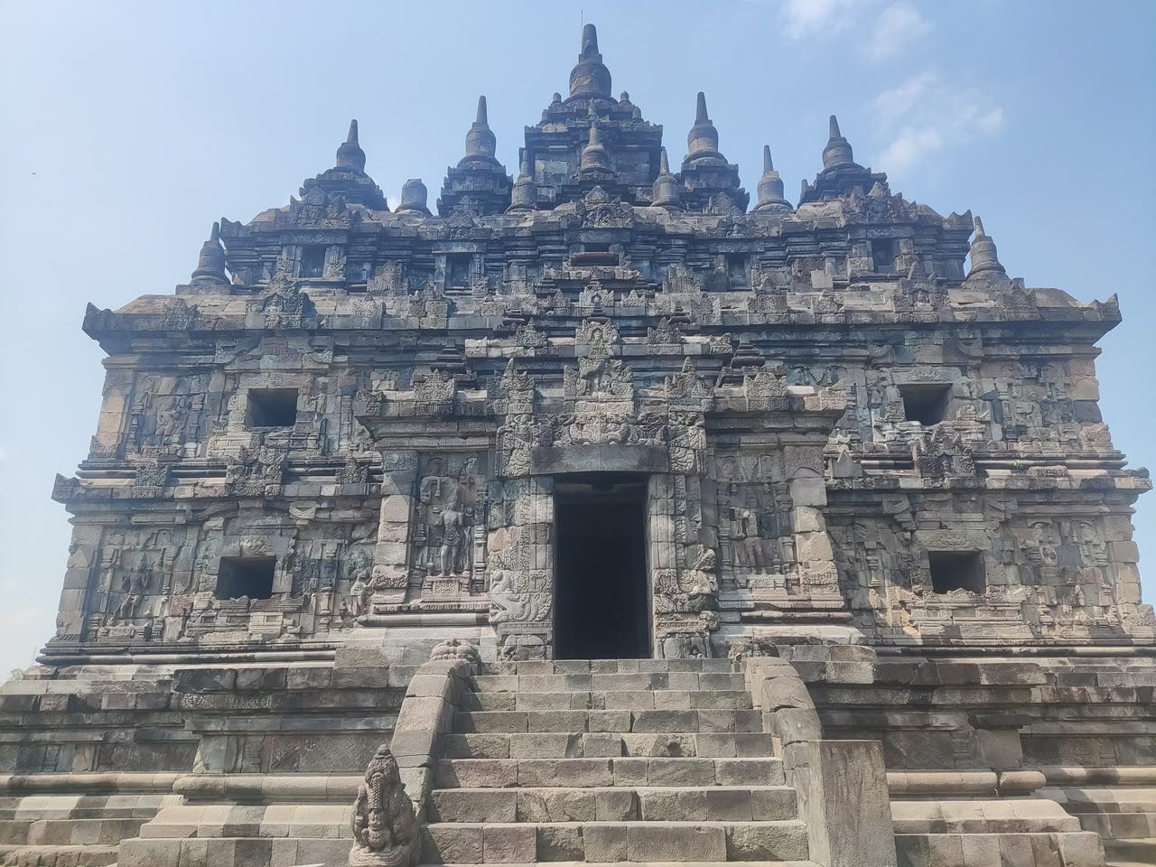 Menyimak Sosok Buddha dalam Sunyi Relief Candi Plaosan Lor