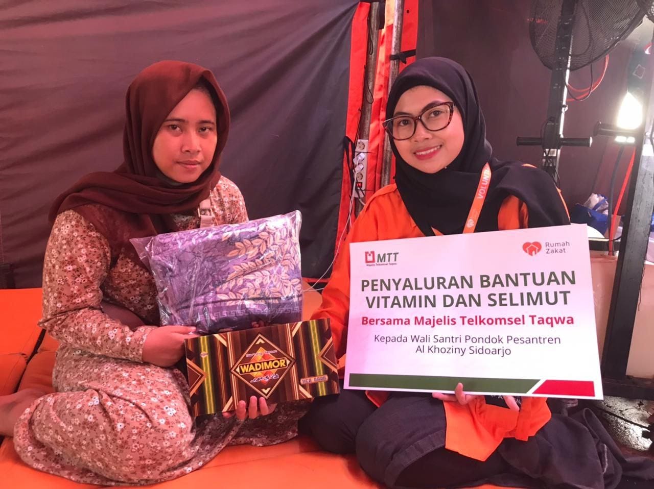HANGATKAN LOKASI DARURAT: MTT dan Rumah Zakat Bantu Sediakan Selimut dan Vitamin untuk Keluarga…