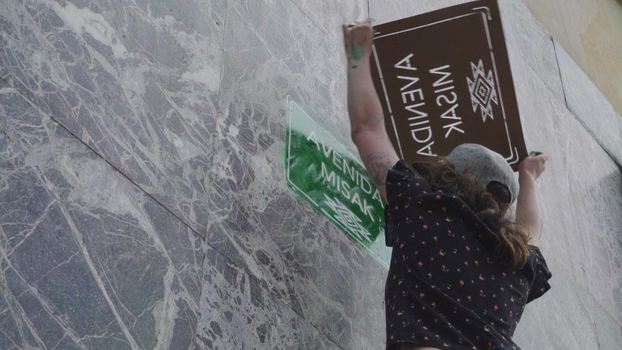Fotografía de la intervención con stikers y con stencils. Fotografía 1. Tomada de Publicación de Fundación lazos de dignidad FLD-Colombia (2021). Tomada de https://www.facebook.com/photo/?fbid=3858110607577045&set=a.690667540988050. Fotografía 2. Tomada de https://cartelurbano.com/historias/resignificar-los-simbolos-otra-de-las-victorias-del-paro-nacional