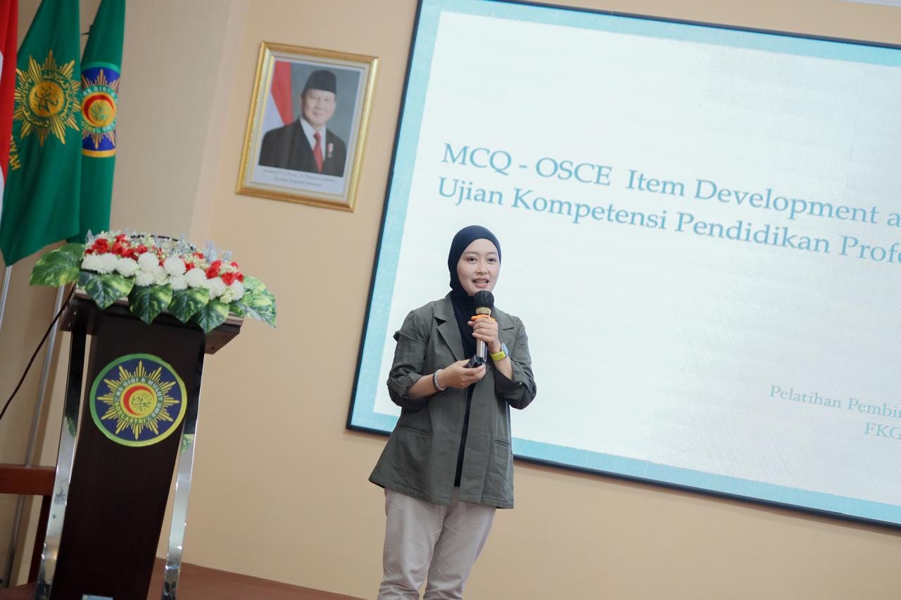drg. Citra Insany Irgananda, M.Med.Ed., menyampaikan materi