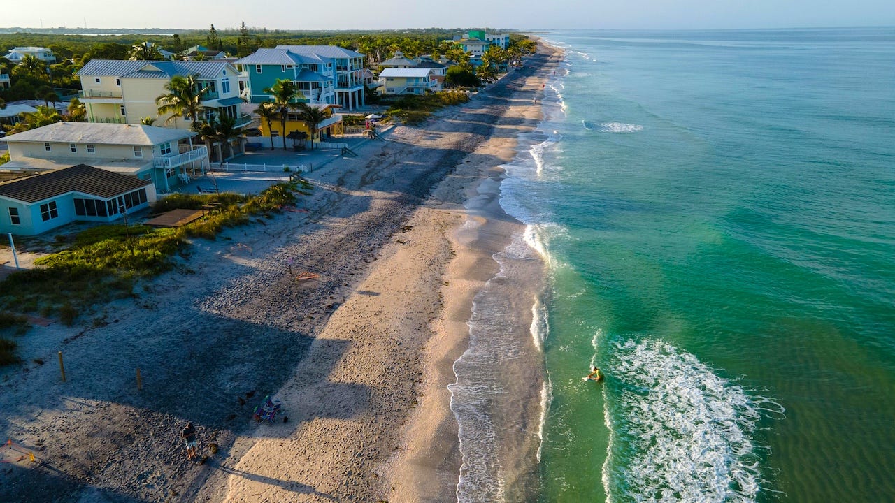 How Florida Snowbirds Prevent Mold at Home While They’re Away
