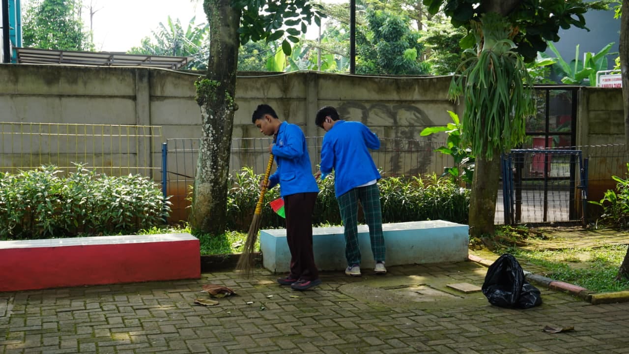 Mahasiswa UBSI Wujudkan Cinta Tanah Air Lewat Aksi Bersih-Bersih di RPTRA Ciganjur Berseri