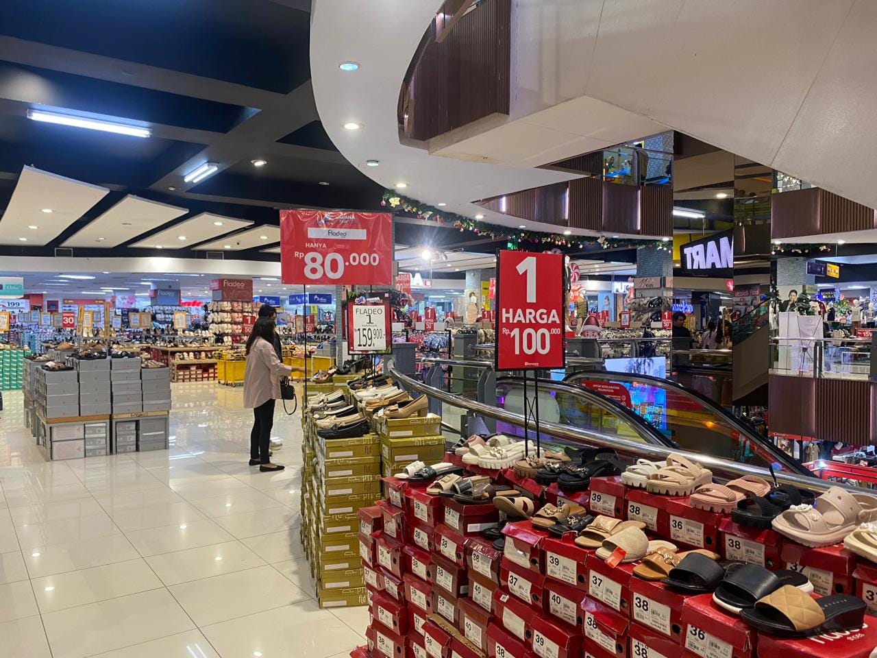 Ramayana Mall Sidoarjo Tawarkan Diskon Variatif Sepatu Fladeo