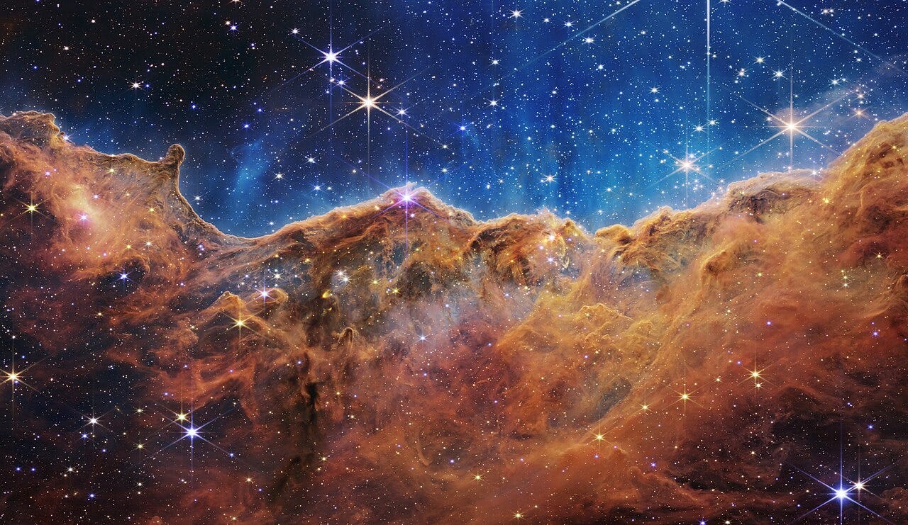 Nebula Carina, satu dari triliunan nebula di alam semesta. Nebula adalah awan bintang yang tersusun dari berbagai gas dan partikel mikroskopis. Nebula dijuluki sebagai “rahim semesta”, karena di tempat inilah bintang-bintang baru dilahirkan. Foto ini diambil oeh teleskop James Webb, teleskop tercanggih saat ini