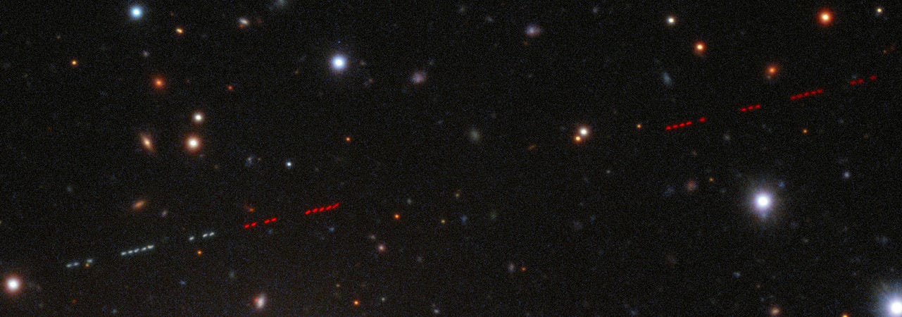 Le tracce lasciate nel corso di differenti esposizioni (e con l’uso di differenti filtri) dall’asteroide 2000 WU69 (98603) nell’immagine acquisita dal telescopio VST dell’ESO. Il notevole spostamento complessivo dell’asteroide nel corso delle varie esposizioni è un segno evidente del fatto che si tratta di un oggetto molto veloce e dunque vicino in termini astronomici, rispetto alle stelle e alle galassie enormemente più lontane che popolano l’immagine (ESO/Spavone et al.)