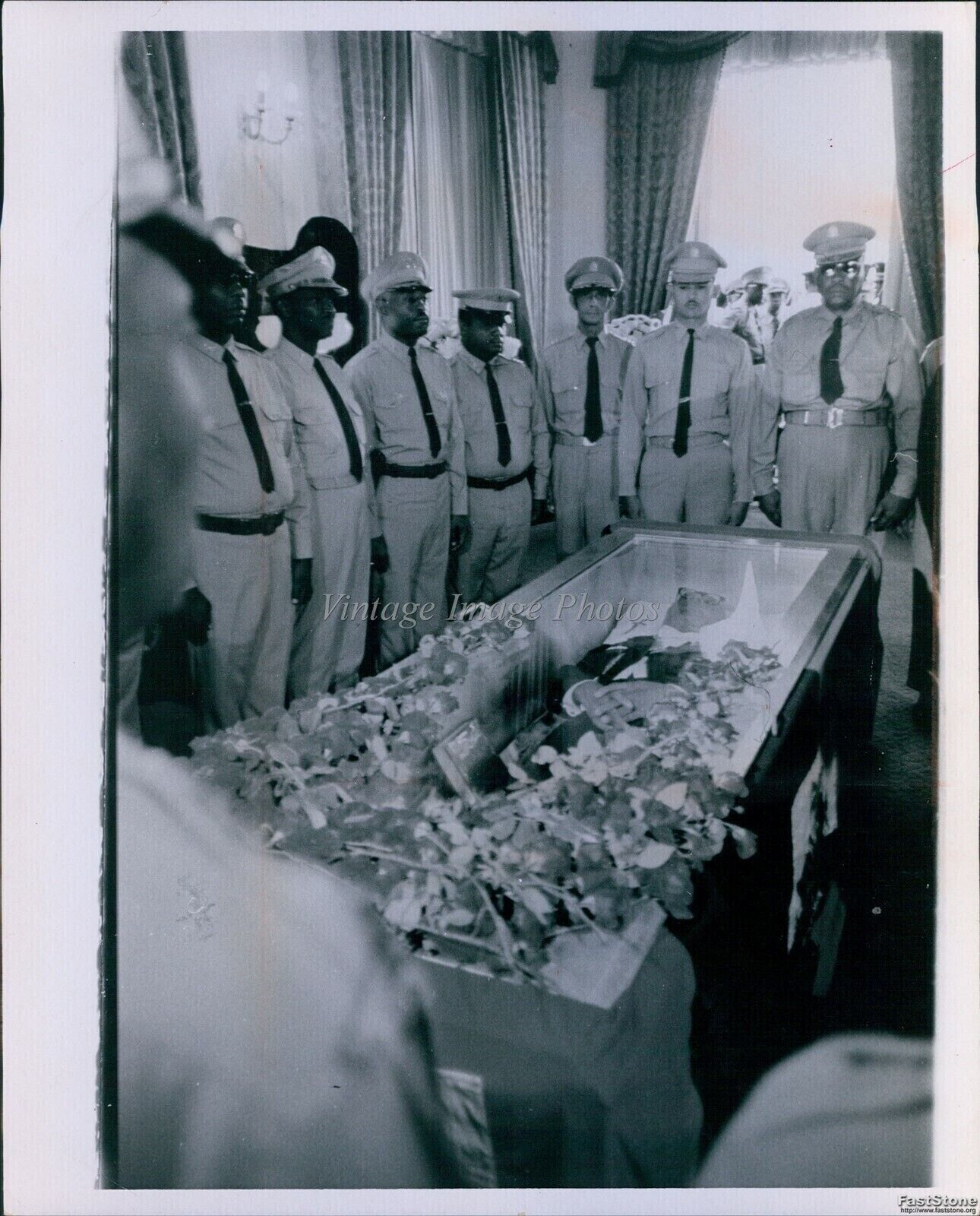 La dépouille du Président François Duvalier entourée d’officiers des FADH