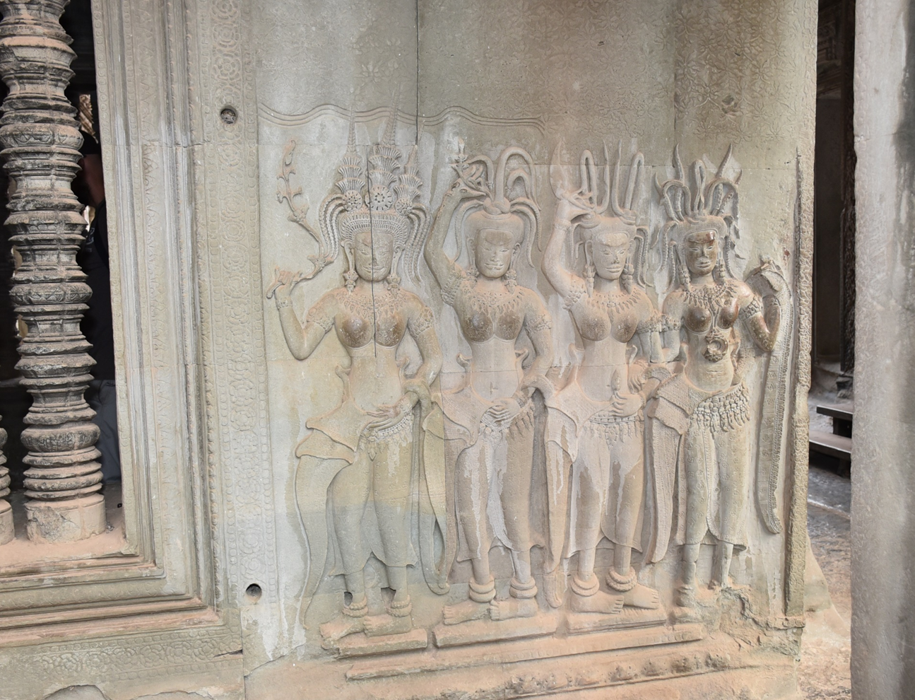 The 1850 Apsaras and 36 Coiffures... A Pictorial Piece This!