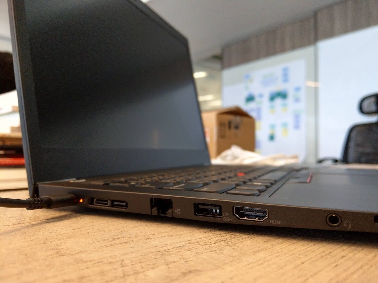 T480s 的 I/O 接口完備，果然是 ThinkPad 的後裔，左邊有 2 個 USB Type-C 接口，支援 Thunderbolt，一個 RJ-45 網路孔，一個 USB-A，一個大 HDMI，以及耳機孔（麥克風），最前方是 SD 讀卡機。
