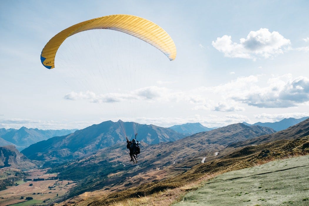 Parapente dans les montagnes