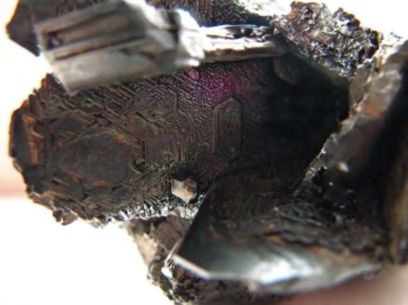 Spekulaatio, että nämä ovat itse poikkeavuudesta otettuja näytteitä (ei ole mitään todisteita siitä, että tämä on totta, ja lähde johtaa kuolleeseen Facebook-linkkiin). [1]