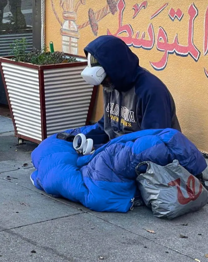 Homeless people on the streets of San Francisco are using VR glasses. Source: https://weibo.com/2123664205/MjGsd5LeL