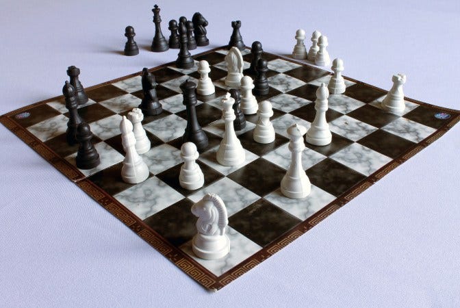 Museu do Xadrez - Temos mais um desafio de xadrez para si! Neste tabuleiro,  qual será a melhor jogada para as brancas? Partilhe a sua opinião e convide  os seus amigos a