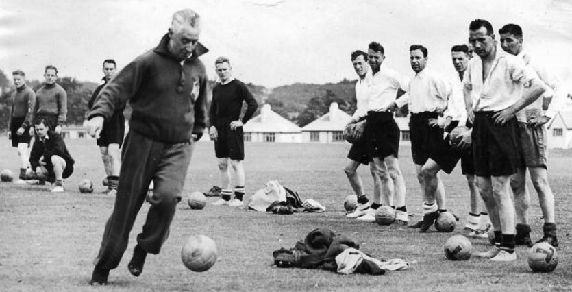 Foto Um homem se aproximando para pegar uma bola de futebol