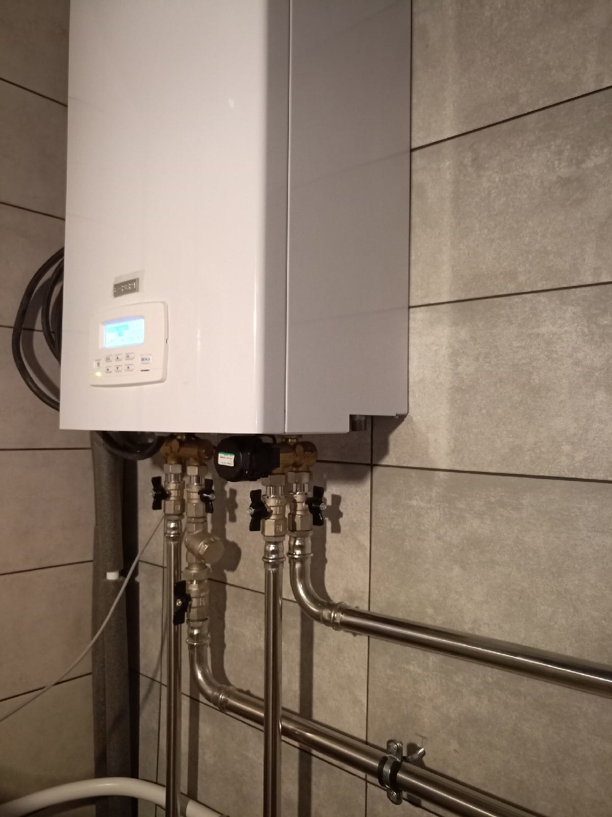 Can a solar water heater be used in a house with a metal roof? Combi