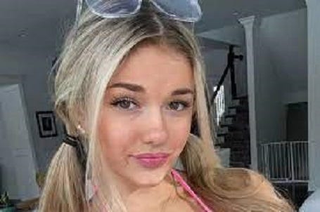 Shower Video Breckie hill viral video - Geselapip - Medium