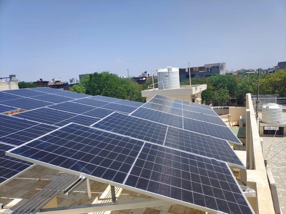 How do the installation costs of solar panels in Jaipur compare to traditional energy sources