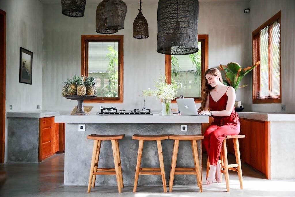 young-millionaire-shared-how-she-made-6-figures-a-month-with-this-by