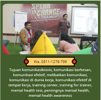 Trainer memberikan materi pelatihan kepada peserta