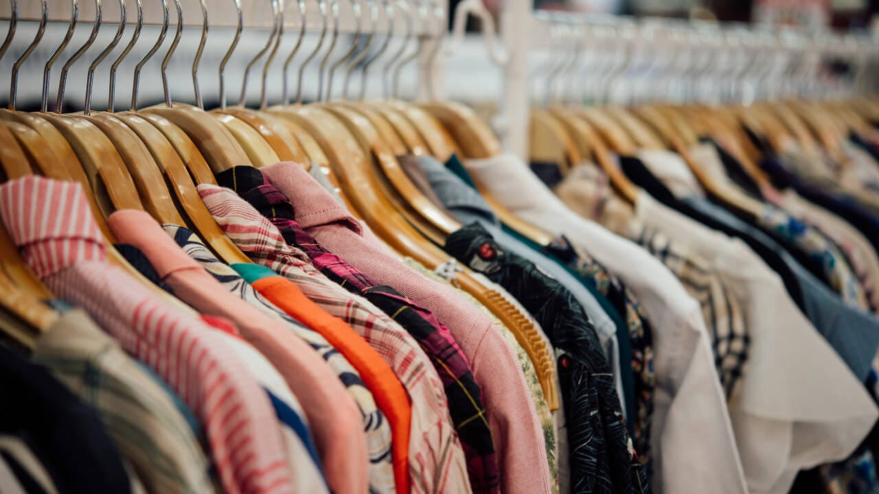 What are the advantages of second-hand clothes?