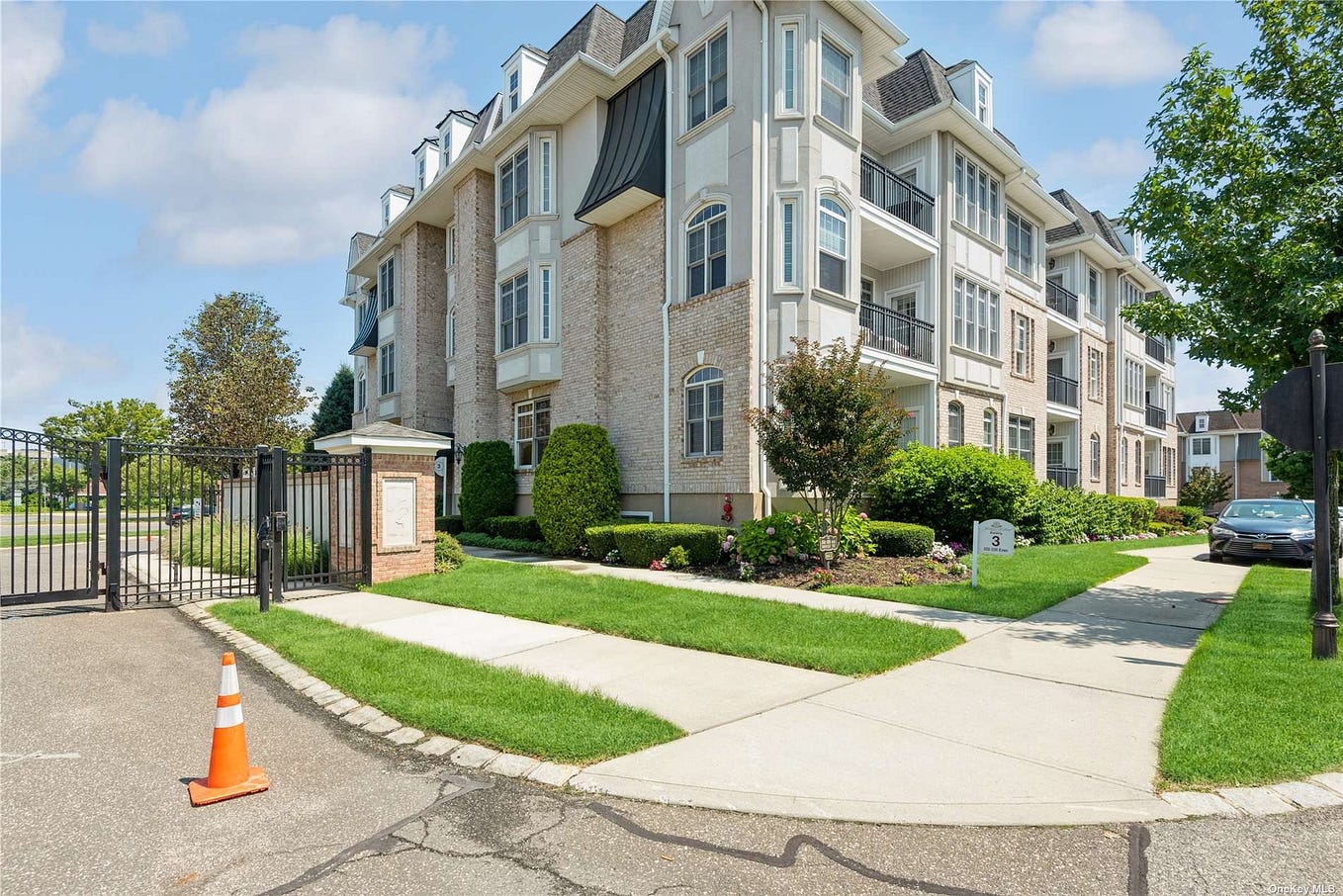 Tips for Purchasing Luxury Condos in Westbury by Meadowbrook Resales