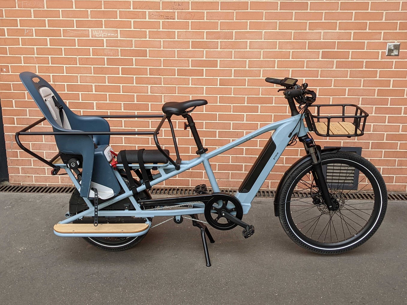 Test du vélo cargo longtail électrique R500 de Decathlon