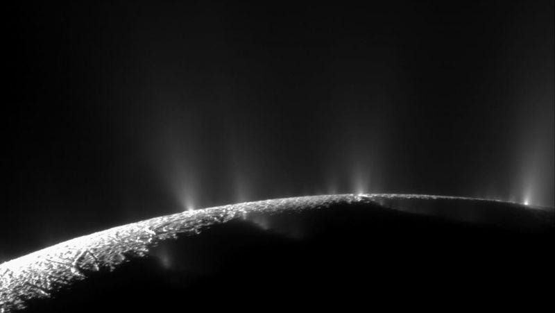Учені виявили на Енцеладі елемент, необхідний для життя