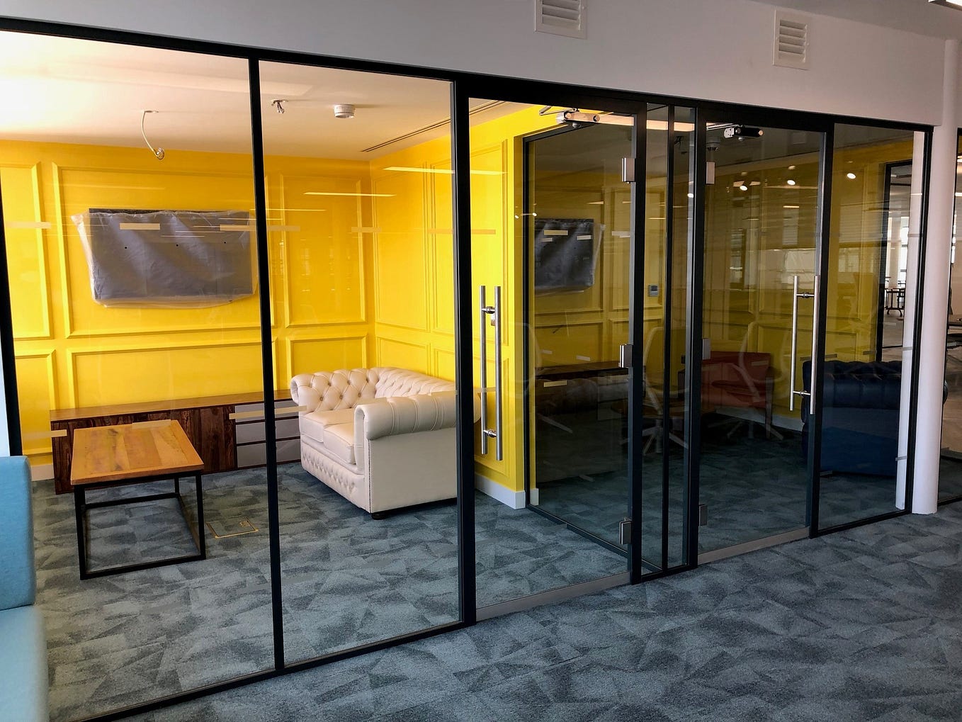 the-use-of-glass-partitioning-in-office-refurbishment-and-how-it-can