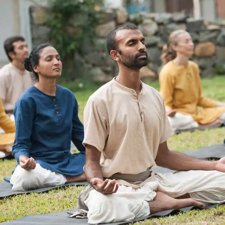 Садхгуру медитации иша. Ашрам Садгуру. Ашрам Садхгуру в Индии. Иша йога Садхгуру. Иша йога центр в Индии.