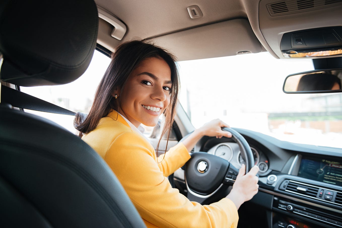 Mulheres são mais prudentes ao volante, porém ainda ocupam menos espaço no trânsito