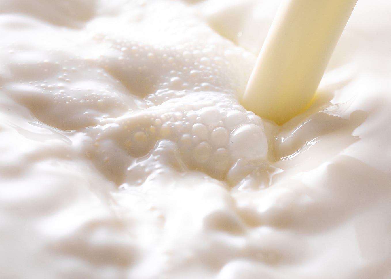 женское молоко. какого цвета грудное молоко. молоко витамины. мало грудного молока. молоко есть но мало.