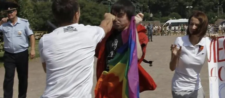 A homophobic protester assaults a gay rights activist during a Gay Pride event in St. Petersburg on June 29, 2013. © 2013 Reuters