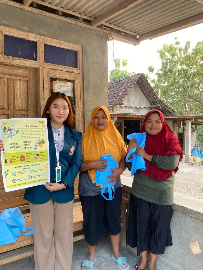 Mahasiswa KKN UNDIP Berikan Poster Alur Pelayanan Umum untuk Balai Desa ...