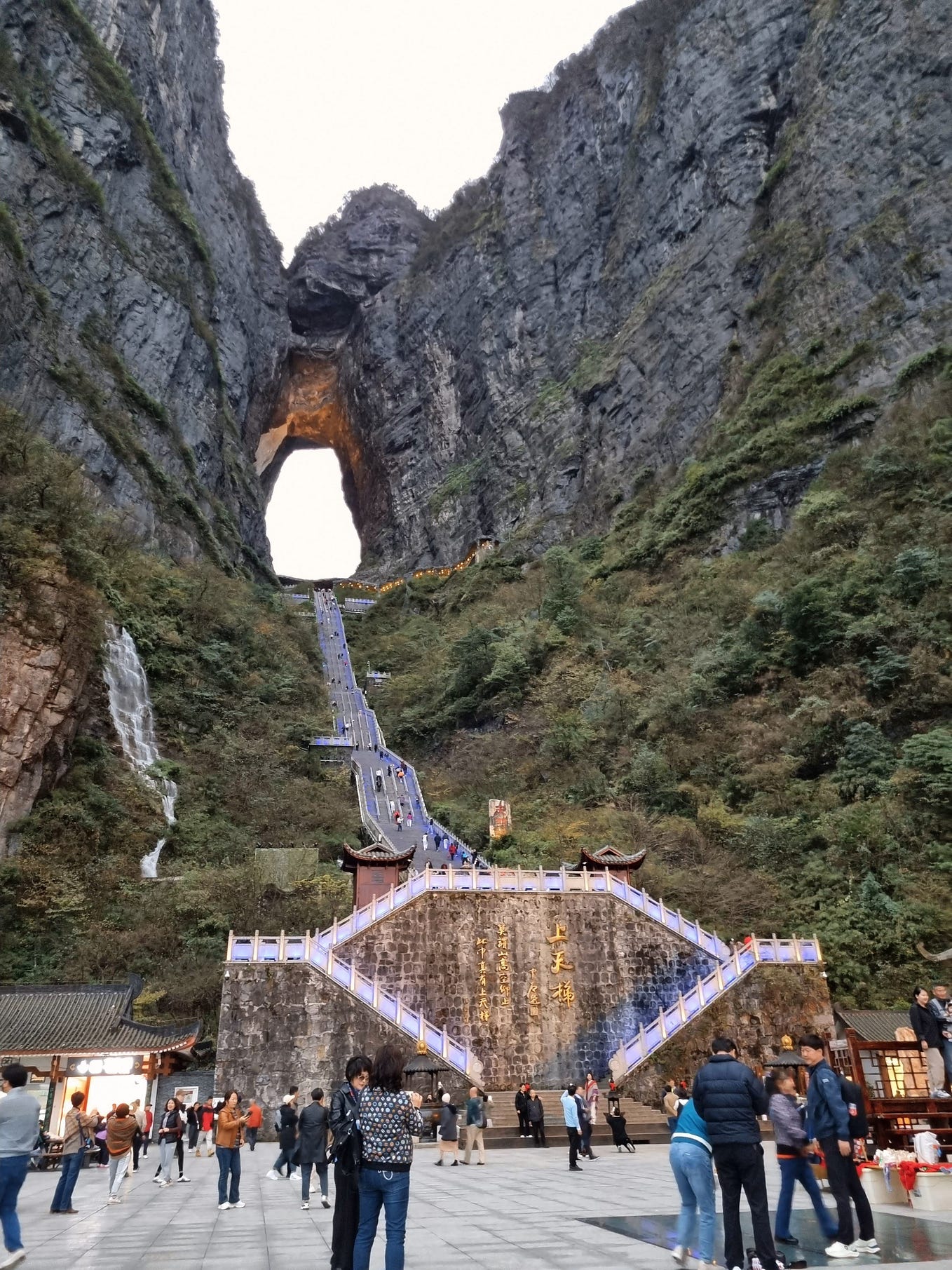 อุทยานแห่งชาติหลุมฟ้า–สะพานสวรรค์ (Three Natural Bridge) + น้ำตกหุบผา ...